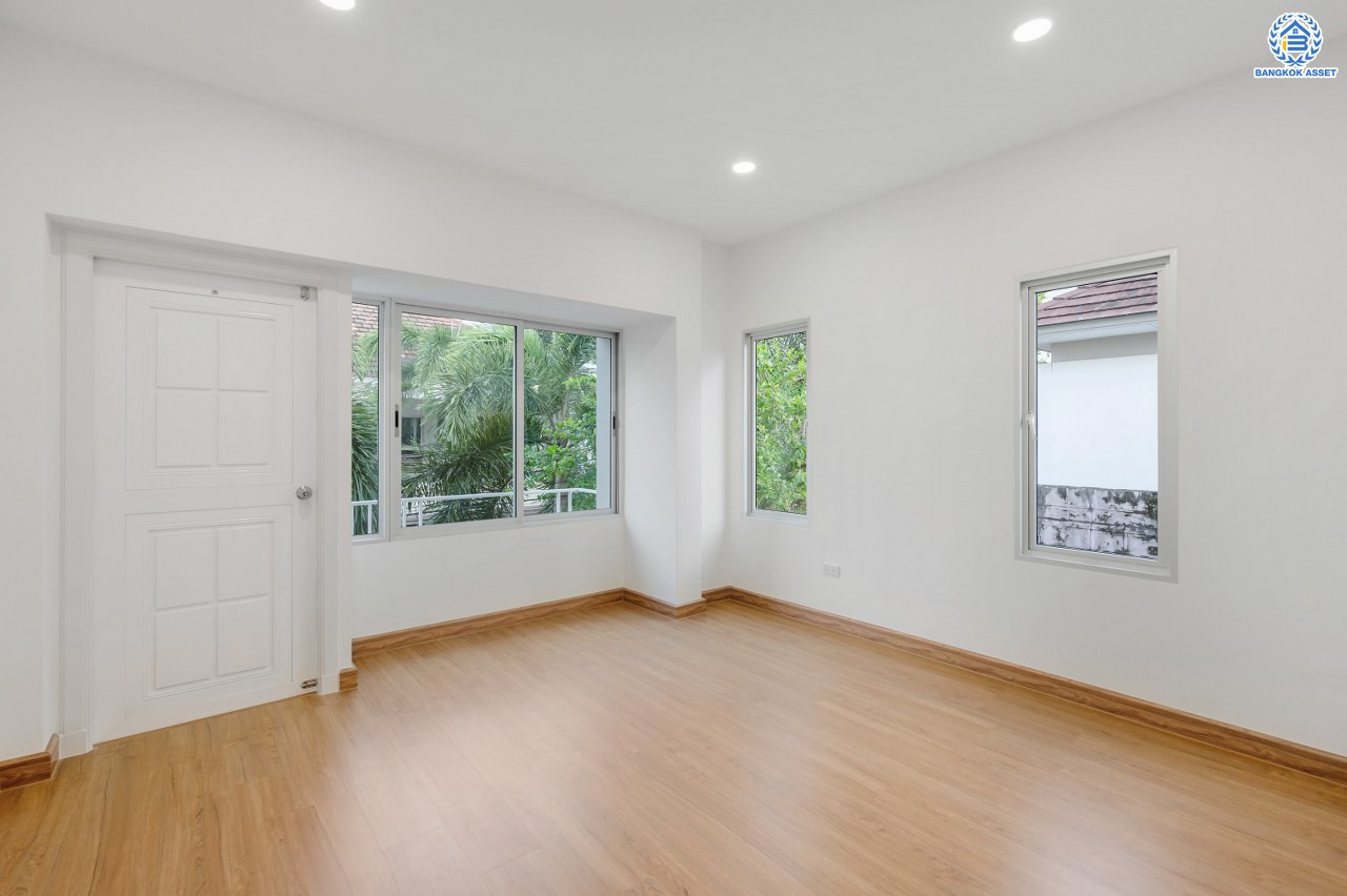 บ้านมือสองตกแต่งใหม่ โครงการ วิลล่าการ์เด้น1 รัตนาธิเบศร์ เนื้อที่ 58.1 ตร.ว. พื้นที่ใช้สอย 276.43 ตร.ม. ฟังก์ชัน 3 ห้องนอน 3 ห้องน้ำ จอดรถได้ 2 คัน บนทำเลเดินทางสะดวก เชื่อมต่อถนนรัตนาธิเบศร์, ถนนราชพฤกษ์, ถนนกาญจนาภิษก ใกล้เซ็นทรัลเวสต์เกต รถไฟฟ้าสายสีม่วง "สถานีบางพลู" และ ทางด่วน "กาญจนาภิเษก"