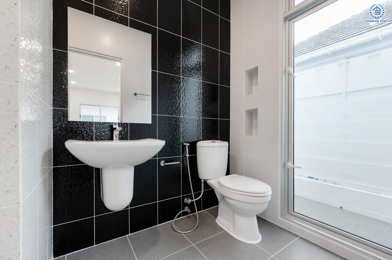 บ้านมือสองตกแต่งใหม่ โครงการ วิลล่าการ์เด้น1 รัตนาธิเบศร์ เนื้อที่ 58.1 ตร.ว. พื้นที่ใช้สอย 276.43 ตร.ม. ฟังก์ชัน 3 ห้องนอน 3 ห้องน้ำ จอดรถได้ 2 คัน บนทำเลเดินทางสะดวก เชื่อมต่อถนนรัตนาธิเบศร์, ถนนราชพฤกษ์, ถนนกาญจนาภิษก ใกล้เซ็นทรัลเวสต์เกต รถไฟฟ้าสายสีม่วง "สถานีบางพลู" และ ทางด่วน "กาญจนาภิเษก"