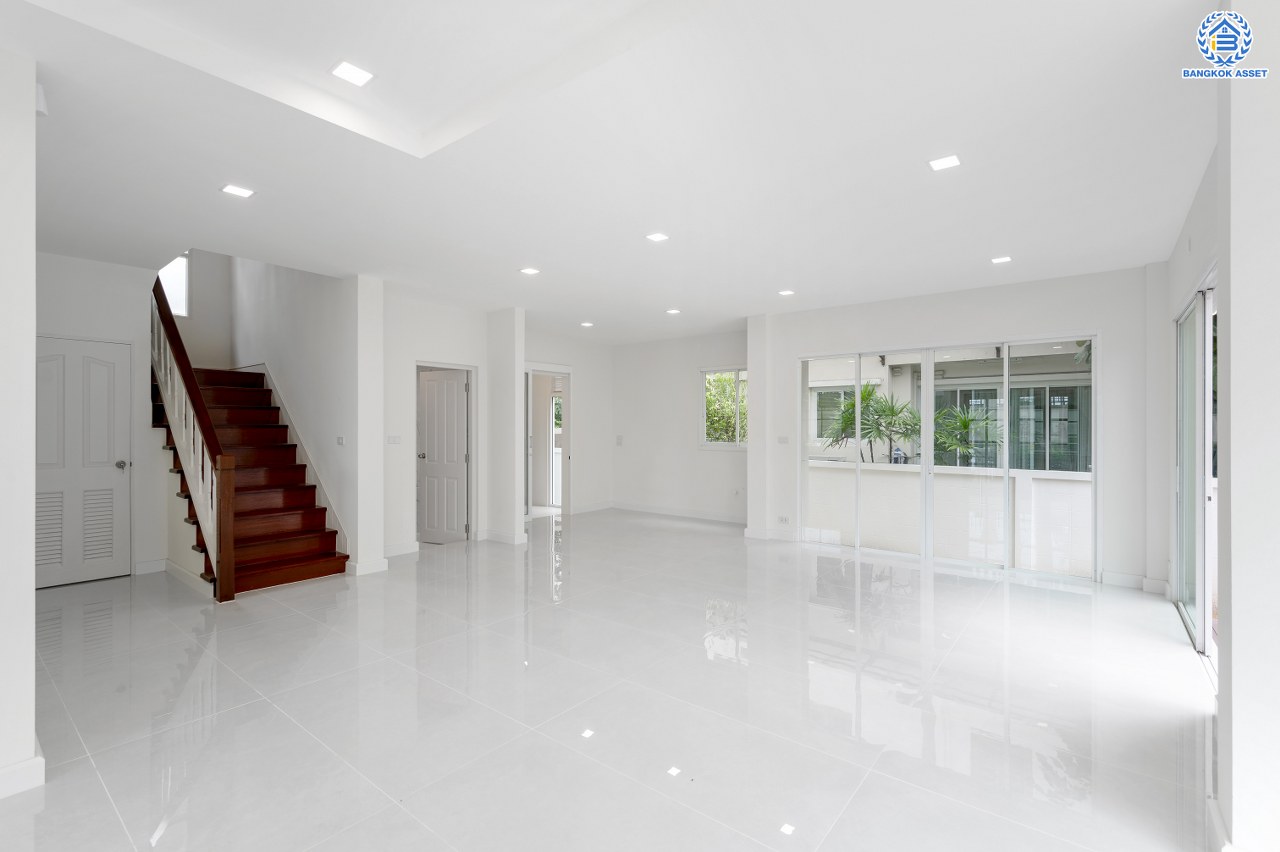 บ้านมือสองตกแต่งใหม่ โครงการ วรารมย์ เพชรเกษม81 จากแบรนด์ Q.House เนื้อที่ 103.80 ตร.ว. พื้นที่ใช้สอย 259.87 ตร.ม. พร้อมฟังก์ชันการใช้งาน 3 ห้องนอน 4 ห้องน้ำ 1 ห้องอเนกประสงค์ ที่สามารถปรับการใช้งานได้ตามความต้องการ บนทำเลเชื่อมต่อ ถนนกาญจนาภิเษก ถนนบางบอน ถนนพุทธมณฑลสาย4 ใกล้ The Mall บางแค