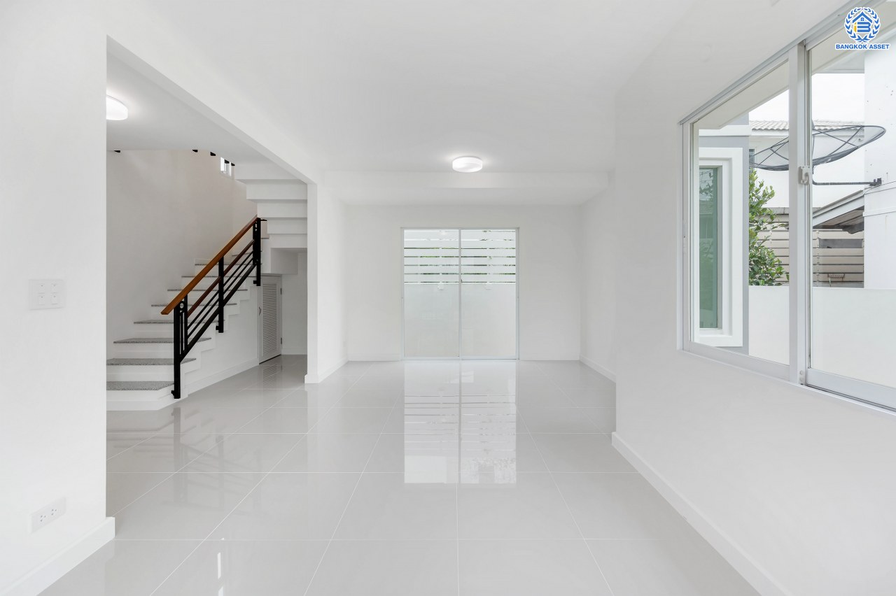 บ้านมือสองตกแต่งใหม่ โครงการ โฮมเพลส วงแหวน-รัตนาธิเบศร์ เนื้อที่ 39.90 ตร.ว. พื้นที่ใช้สอย 159.08 ตร.ม. ฟังก์ชัน 3 ห้องนอน 2 ห้องน้ำ ที่จอดรถ 2 คัน ตั้งอยู่บนทำเลแห่งการเดินทาง เชื่อมต่อถนนกาญจนาภิเษก ใกล้รถไฟฟ้า "สถานีตลาดบางใหญ่" และ ใกล้ห้างเซ็นทรัล เวสต์เกต