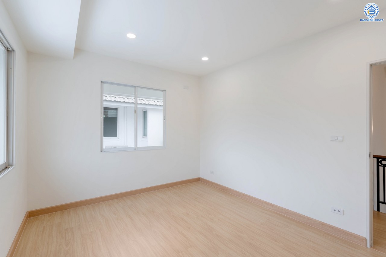 บ้านมือสองตกแต่งใหม่ โครงการ โฮมเพลส วงแหวน-รัตนาธิเบศร์ เนื้อที่ 39.90 ตร.ว. พื้นที่ใช้สอย 159.08 ตร.ม. ฟังก์ชัน 3 ห้องนอน 2 ห้องน้ำ ที่จอดรถ 2 คัน ตั้งอยู่บนทำเลแห่งการเดินทาง เชื่อมต่อถนนกาญจนาภิเษก ใกล้รถไฟฟ้า "สถานีตลาดบางใหญ่" และ ใกล้ห้างเซ็นทรัล เวสต์เกต