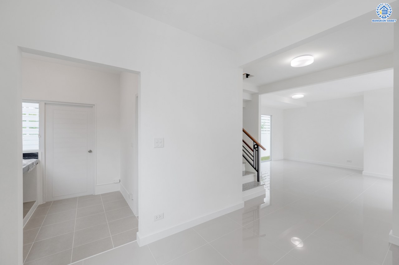 บ้านมือสองตกแต่งใหม่ โครงการ โฮมเพลส วงแหวน-รัตนาธิเบศร์ เนื้อที่ 39.90 ตร.ว. พื้นที่ใช้สอย 159.08 ตร.ม. ฟังก์ชัน 3 ห้องนอน 2 ห้องน้ำ ที่จอดรถ 2 คัน ตั้งอยู่บนทำเลแห่งการเดินทาง เชื่อมต่อถนนกาญจนาภิเษก ใกล้รถไฟฟ้า "สถานีตลาดบางใหญ่" และ ใกล้ห้างเซ็นทรัล เวสต์เกต