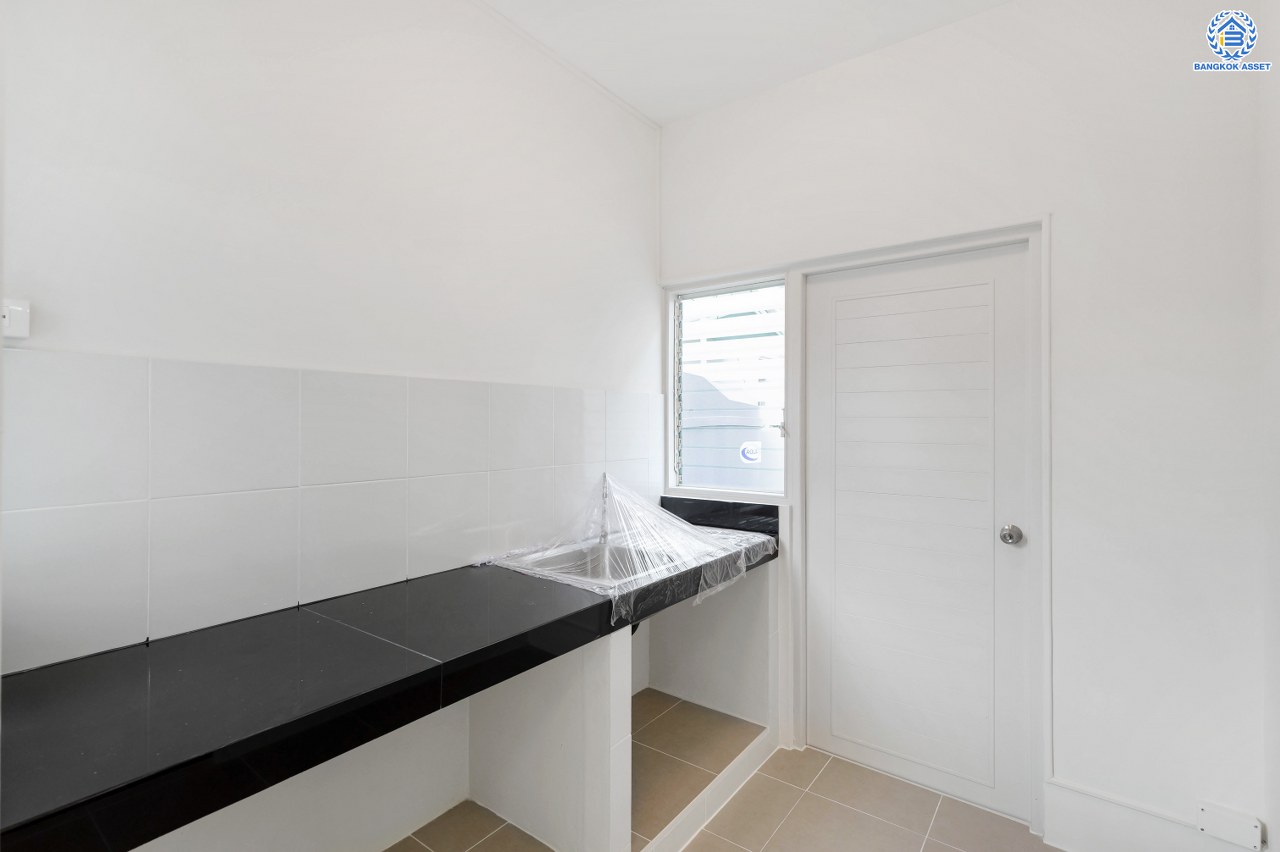 บ้านมือสองตกแต่งใหม่ โครงการ โฮมเพลส วงแหวน-รัตนาธิเบศร์ เนื้อที่ 39.90 ตร.ว. พื้นที่ใช้สอย 159.08 ตร.ม. ฟังก์ชัน 3 ห้องนอน 2 ห้องน้ำ ที่จอดรถ 2 คัน ตั้งอยู่บนทำเลแห่งการเดินทาง เชื่อมต่อถนนกาญจนาภิเษก ใกล้รถไฟฟ้า "สถานีตลาดบางใหญ่" และ ใกล้ห้างเซ็นทรัล เวสต์เกต