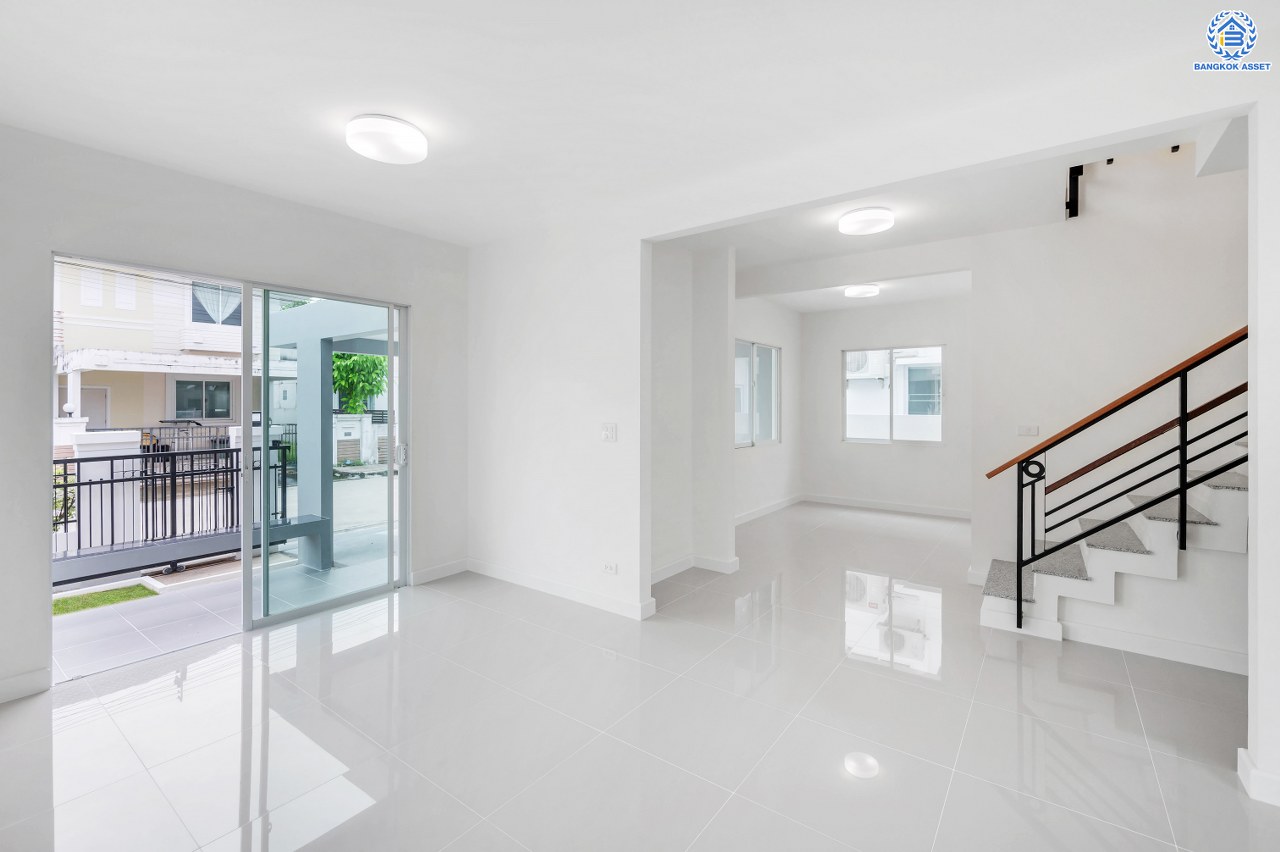 บ้านมือสองตกแต่งใหม่ โครงการ โฮมเพลส วงแหวน-รัตนาธิเบศร์ เนื้อที่ 39.90 ตร.ว. พื้นที่ใช้สอย 159.08 ตร.ม. ฟังก์ชัน 3 ห้องนอน 2 ห้องน้ำ ที่จอดรถ 2 คัน ตั้งอยู่บนทำเลแห่งการเดินทาง เชื่อมต่อถนนกาญจนาภิเษก ใกล้รถไฟฟ้า "สถานีตลาดบางใหญ่" และ ใกล้ห้างเซ็นทรัล เวสต์เกต