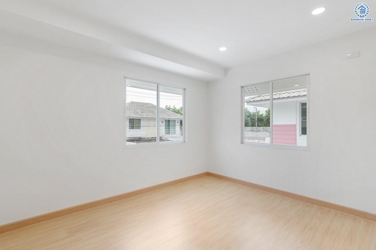 บ้านมือสองตกแต่งใหม่ โครงการ โฮมเพลส วงแหวน-รัตนาธิเบศร์ เนื้อที่ 39.90 ตร.ว. พื้นที่ใช้สอย 159.08 ตร.ม. ฟังก์ชัน 3 ห้องนอน 2 ห้องน้ำ ที่จอดรถ 2 คัน ตั้งอยู่บนทำเลแห่งการเดินทาง เชื่อมต่อถนนกาญจนาภิเษก ใกล้รถไฟฟ้า "สถานีตลาดบางใหญ่" และ ใกล้ห้างเซ็นทรัล เวสต์เกต