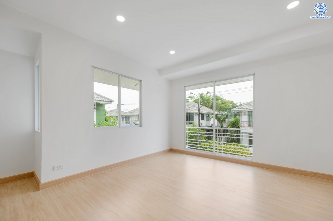 บ้านมือสองตกแต่งใหม่ โครงการ โฮมเพลส วงแหวน-รัตนาธิเบศร์ เนื้อที่ 39.90 ตร.ว. พื้นที่ใช้สอย 159.08 ตร.ม. ฟังก์ชัน 3 ห้องนอน 2 ห้องน้ำ ที่จอดรถ 2 คัน ตั้งอยู่บนทำเลแห่งการเดินทาง เชื่อมต่อถนนกาญจนาภิเษก ใกล้รถไฟฟ้า "สถานีตลาดบางใหญ่" และ ใกล้ห้างเซ็นทรัล เวสต์เกต