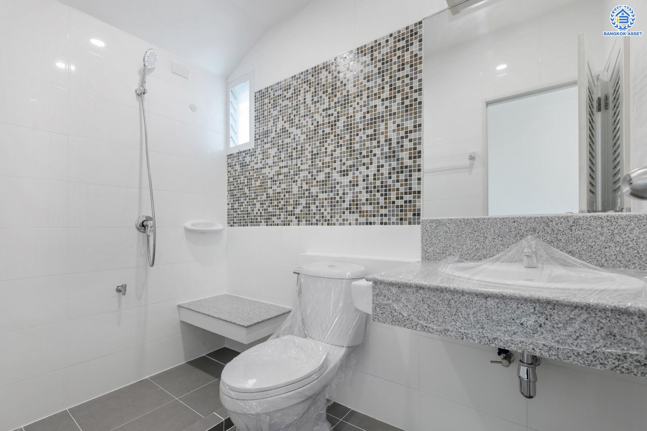 บ้านมือสองตกแต่งใหม่ โครงการ โฮมเพลส วงแหวน-รัตนาธิเบศร์ เนื้อที่ 39.90 ตร.ว. พื้นที่ใช้สอย 159.08 ตร.ม. ฟังก์ชัน 3 ห้องนอน 2 ห้องน้ำ ที่จอดรถ 2 คัน ตั้งอยู่บนทำเลแห่งการเดินทาง เชื่อมต่อถนนกาญจนาภิเษก ใกล้รถไฟฟ้า "สถานีตลาดบางใหญ่" และ ใกล้ห้างเซ็นทรัล เวสต์เกต