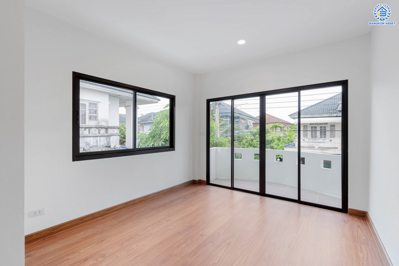 บ้านมือสองตกแต่งใหม่ โครงการ มณีรินทร์ รัตนาธิเบศร์ แบรนด์ Property Perfect เนื้อที่ 60.10 ตร.ว. พื้นที่ใช้สอย 268.23 ตร.ม. ฟังก์ชัน 3 ห้องนอน 3 ห้องน้ำ จอดรถได้ 2 คัน บนทำเลศักยภาพ เชื่อมต่อทั้ง ถนนรัตนาธิเบศร์ และถนนราชพฤกษ์ ใกล้เซ็นทรัลรัตนาธิเบศร์ และ เซ็นทรัลเวสต์เกต ใกล้ทางด่วน "งามวงศ์วาน" และรถไฟฟ้า "สถานีบางรักน้อยท่าอิฐ"...