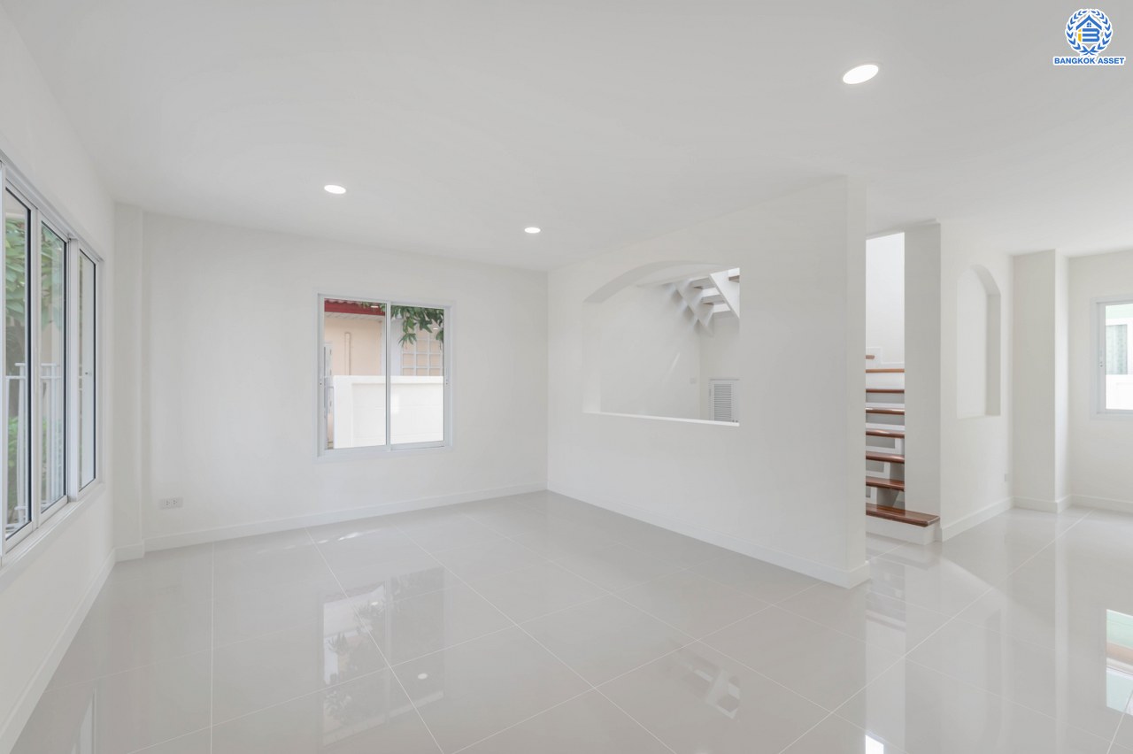 บ้านมือสองตกแต่งใหม่ โครงการ เพอร์เฟคเพลส รัตนาธิเบศร์-ไทรม้า บนเนื้อที่ 59.80 ตร.ว. พื้นที่ใช้สอย 205.5 ตร.ม. ฟังก์ชัน 3 ห้องนอน 3 ห้องน้ำ จอดรถได้ 2 คัน ใกล้ 2 เซ็นทรัล บนทำเลเชื่อมต่อได้หลายเส้นทาง ติดถนนรัตนาธิเบศร์ และ รถไฟฟ้าสายสีม่วง "สถานีบางรักน้อยท่าอิฐ"