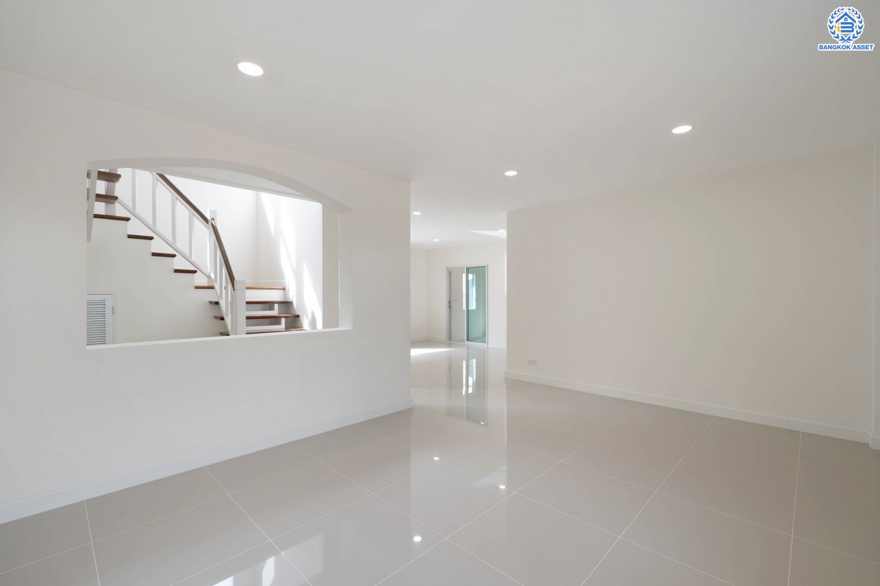 บ้านมือสองตกแต่งใหม่ โครงการ เพอร์เฟคเพลส รัตนาธิเบศร์-ไทรม้า บนเนื้อที่ 59.80 ตร.ว. พื้นที่ใช้สอย 205.5 ตร.ม. ฟังก์ชัน 3 ห้องนอน 3 ห้องน้ำ จอดรถได้ 2 คัน ใกล้ 2 เซ็นทรัล บนทำเลเชื่อมต่อได้หลายเส้นทาง ติดถนนรัตนาธิเบศร์ และ รถไฟฟ้าสายสีม่วง "สถานีบางรักน้อยท่าอิฐ"