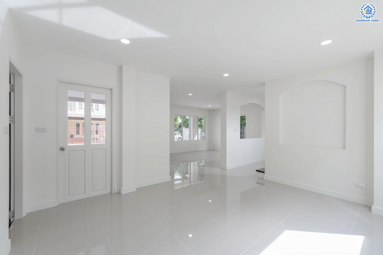 บ้านมือสองตกแต่งใหม่ โครงการ เพอร์เฟคเพลส รัตนาธิเบศร์-ไทรม้า บนเนื้อที่ 59.80 ตร.ว. พื้นที่ใช้สอย 205.5 ตร.ม. ฟังก์ชัน 3 ห้องนอน 3 ห้องน้ำ จอดรถได้ 2 คัน ใกล้ 2 เซ็นทรัล บนทำเลเชื่อมต่อได้หลายเส้นทาง ติดถนนรัตนาธิเบศร์ และ รถไฟฟ้าสายสีม่วง "สถานีบางรักน้อยท่าอิฐ"