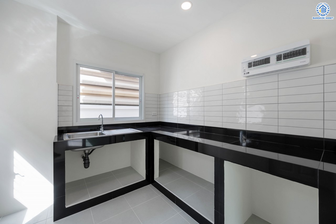 บ้านมือสองตกแต่งใหม่ โครงการ เพอร์เฟคเพลส รัตนาธิเบศร์-ไทรม้า บนเนื้อที่ 59.80 ตร.ว. พื้นที่ใช้สอย 205.5 ตร.ม. ฟังก์ชัน 3 ห้องนอน 3 ห้องน้ำ จอดรถได้ 2 คัน ใกล้ 2 เซ็นทรัล บนทำเลเชื่อมต่อได้หลายเส้นทาง ติดถนนรัตนาธิเบศร์ และ รถไฟฟ้าสายสีม่วง "สถานีบางรักน้อยท่าอิฐ"