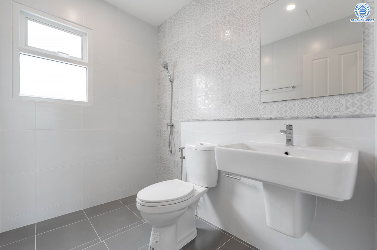 บ้านมือสองตกแต่งใหม่ โครงการ เพอร์เฟคเพลส รัตนาธิเบศร์-ไทรม้า บนเนื้อที่ 59.80 ตร.ว. พื้นที่ใช้สอย 205.5 ตร.ม. ฟังก์ชัน 3 ห้องนอน 3 ห้องน้ำ จอดรถได้ 2 คัน ใกล้ 2 เซ็นทรัล บนทำเลเชื่อมต่อได้หลายเส้นทาง ติดถนนรัตนาธิเบศร์ และ รถไฟฟ้าสายสีม่วง "สถานีบางรักน้อยท่าอิฐ"