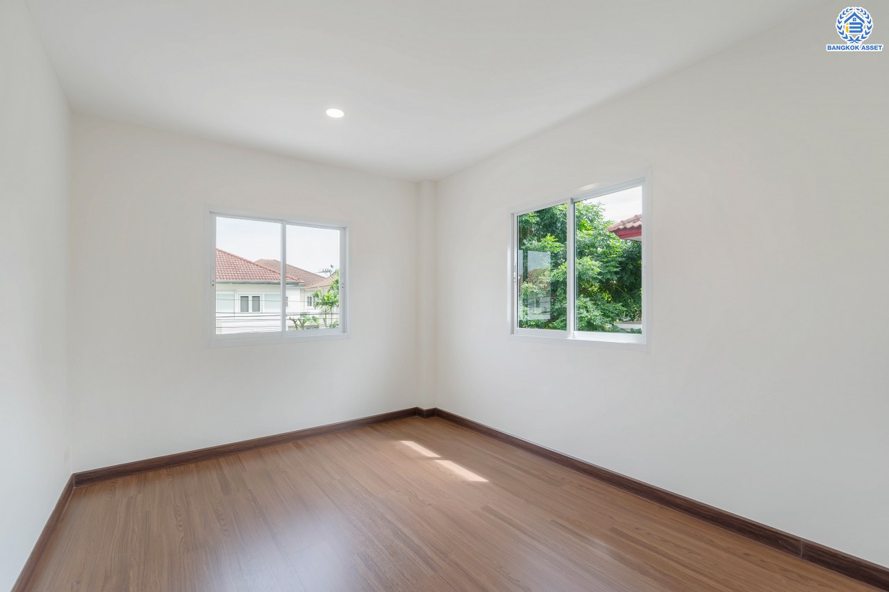 บ้านมือสองตกแต่งใหม่ โครงการ เพอร์เฟคเพลส รัตนาธิเบศร์-ไทรม้า บนเนื้อที่ 59.80 ตร.ว. พื้นที่ใช้สอย 205.5 ตร.ม. ฟังก์ชัน 3 ห้องนอน 3 ห้องน้ำ จอดรถได้ 2 คัน ใกล้ 2 เซ็นทรัล บนทำเลเชื่อมต่อได้หลายเส้นทาง ติดถนนรัตนาธิเบศร์ และ รถไฟฟ้าสายสีม่วง "สถานีบางรักน้อยท่าอิฐ"