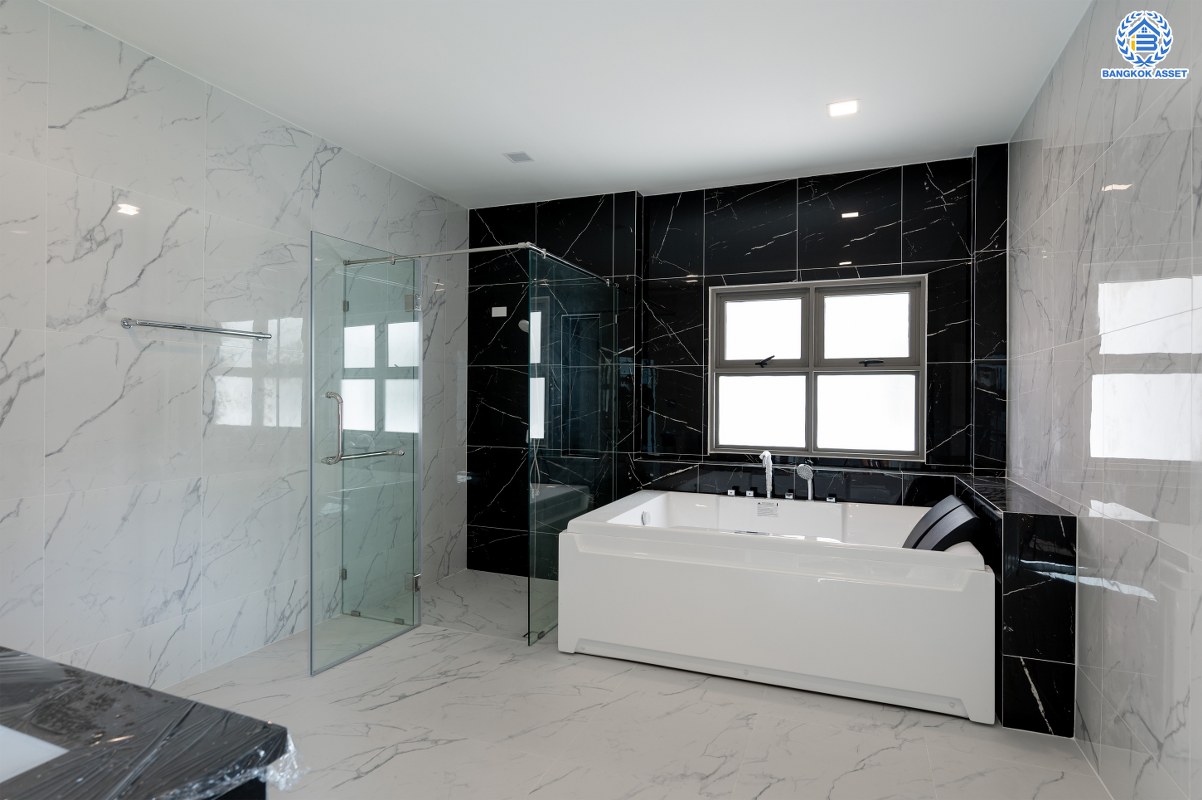 บ้านมือสองตกแต่งใหม่ โครงการ แกรนด์คาแนล ดอนเมือง หลังริม เนื้อที่กว้าง 156.7 ตร.ว. พื้นที่ใช้สอยกว้างถึง 640.02 ตร.ม. ฟังก์ชัน 4 ห้องนอน 5 ห้องน้ำ 2 ห้องอเนกประสงค์ 1 ห้องแม่บ้าน 3 ที่จอดรถ บนทำเลแห่งการเดินทาง เชื่อมต่อถนนวิภาวดี-รังสิต ถนนเชิดวุฒากาศ ใกล้รถไฟฟ้าสายสีแดง "สถานีดอนเมือง" และจุดขึ้นทางด่วน "อุตราภิมุข" ใกล้สนามบินดอนเมือง และมหาวิทยาลัยรังสิต