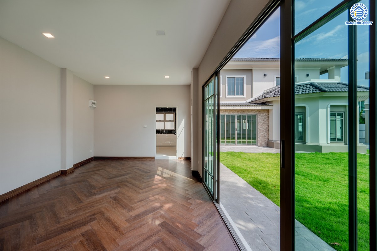 บ้านมือสองตกแต่งใหม่ โครงการ แกรนด์คาแนล ดอนเมือง หลังริม เนื้อที่กว้าง 156.7 ตร.ว. พื้นที่ใช้สอยกว้างถึง 640.02 ตร.ม. ฟังก์ชัน 4 ห้องนอน 5 ห้องน้ำ 2 ห้องอเนกประสงค์ 1 ห้องแม่บ้าน 3 ที่จอดรถ บนทำเลแห่งการเดินทาง เชื่อมต่อถนนวิภาวดี-รังสิต ถนนเชิดวุฒากาศ ใกล้รถไฟฟ้าสายสีแดง "สถานีดอนเมือง" และจุดขึ้นทางด่วน "อุตราภิมุข" ใกล้สนามบินดอนเมือง และมหาวิทยาลัยรังสิต