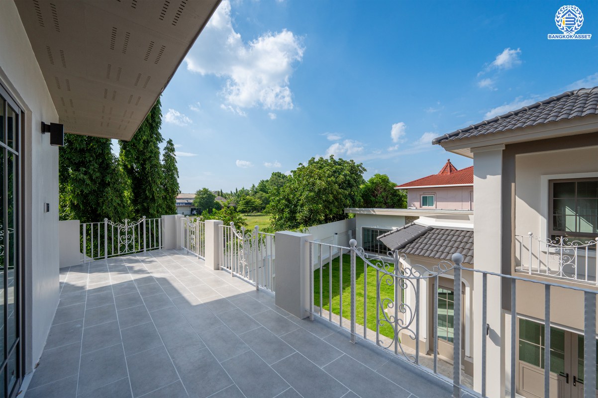 บ้านมือสองตกแต่งใหม่ โครงการ แกรนด์คาแนล ดอนเมือง หลังริม เนื้อที่กว้าง 156.7 ตร.ว. พื้นที่ใช้สอยกว้างถึง 640.02 ตร.ม. ฟังก์ชัน 4 ห้องนอน 5 ห้องน้ำ 2 ห้องอเนกประสงค์ 1 ห้องแม่บ้าน 3 ที่จอดรถ บนทำเลแห่งการเดินทาง เชื่อมต่อถนนวิภาวดี-รังสิต ถนนเชิดวุฒากาศ ใกล้รถไฟฟ้าสายสีแดง "สถานีดอนเมือง" และจุดขึ้นทางด่วน "อุตราภิมุข" ใกล้สนามบินดอนเมือง และมหาวิทยาลัยรังสิต