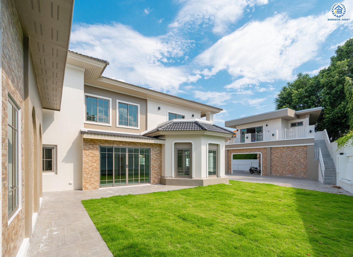 บ้านมือสองตกแต่งใหม่ โครงการ แกรนด์คาแนล ดอนเมือง หลังริม เนื้อที่กว้าง 156.7 ตร.ว. พื้นที่ใช้สอยกว้างถึง 640.02 ตร.ม. ฟังก์ชัน 4 ห้องนอน 5 ห้องน้ำ 2 ห้องอเนกประสงค์ 1 ห้องแม่บ้าน 3 ที่จอดรถ บนทำเลแห่งการเดินทาง เชื่อมต่อถนนวิภาวดี-รังสิต ถนนเชิดวุฒากาศ ใกล้รถไฟฟ้าสายสีแดง "สถานีดอนเมือง" และจุดขึ้นทางด่วน "อุตราภิมุข" ใกล้สนามบินดอนเมือง และมหาวิทยาลัยรังสิต