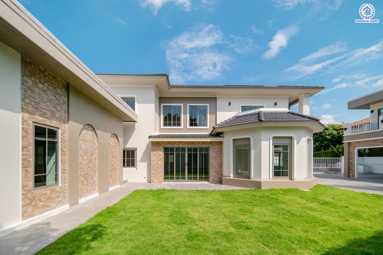 บ้านมือสองตกแต่งใหม่ โครงการ แกรนด์คาแนล ดอนเมือง หลังริม เนื้อที่กว้าง 156.7 ตร.ว. พื้นที่ใช้สอยกว้างถึง 640.02 ตร.ม. ฟังก์ชัน 4 ห้องนอน 5 ห้องน้ำ 2 ห้องอเนกประสงค์ 1 ห้องแม่บ้าน 3 ที่จอดรถ บนทำเลแห่งการเดินทาง เชื่อมต่อถนนวิภาวดี-รังสิต ถนนเชิดวุฒากาศ ใกล้รถไฟฟ้าสายสีแดง "สถานีดอนเมือง" และจุดขึ้นทางด่วน "อุตราภิมุข" ใกล้สนามบินดอนเมือง และมหาวิทยาลัยรังสิต