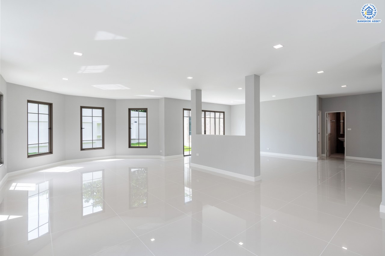 บ้านมือสองตกแต่งใหม่ โครงการ แกรนด์คาแนล ดอนเมือง หลังริม เนื้อที่กว้าง 156.7 ตร.ว. พื้นที่ใช้สอยกว้างถึง 640.02 ตร.ม. ฟังก์ชัน 4 ห้องนอน 5 ห้องน้ำ 2 ห้องอเนกประสงค์ 1 ห้องแม่บ้าน 3 ที่จอดรถ บนทำเลแห่งการเดินทาง เชื่อมต่อถนนวิภาวดี-รังสิต ถนนเชิดวุฒากาศ ใกล้รถไฟฟ้าสายสีแดง "สถานีดอนเมือง" และจุดขึ้นทางด่วน "อุตราภิมุข" ใกล้สนามบินดอนเมือง และมหาวิทยาลัยรังสิต