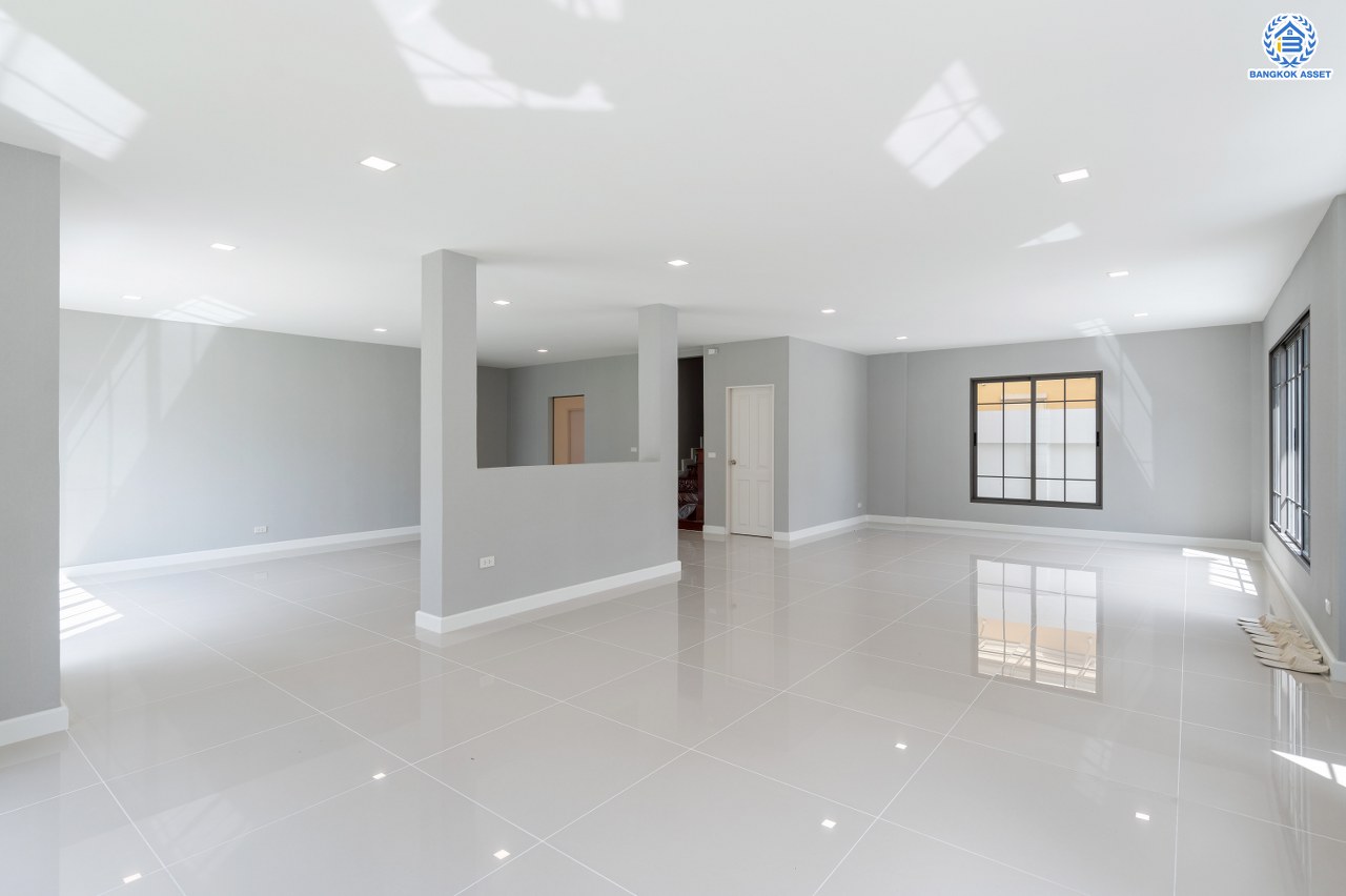 บ้านมือสองตกแต่งใหม่ โครงการ แกรนด์คาแนล ดอนเมือง หลังริม เนื้อที่กว้าง 156.7 ตร.ว. พื้นที่ใช้สอยกว้างถึง 640.02 ตร.ม. ฟังก์ชัน 4 ห้องนอน 5 ห้องน้ำ 2 ห้องอเนกประสงค์ 1 ห้องแม่บ้าน 3 ที่จอดรถ บนทำเลแห่งการเดินทาง เชื่อมต่อถนนวิภาวดี-รังสิต ถนนเชิดวุฒากาศ ใกล้รถไฟฟ้าสายสีแดง "สถานีดอนเมือง" และจุดขึ้นทางด่วน "อุตราภิมุข" ใกล้สนามบินดอนเมือง และมหาวิทยาลัยรังสิต