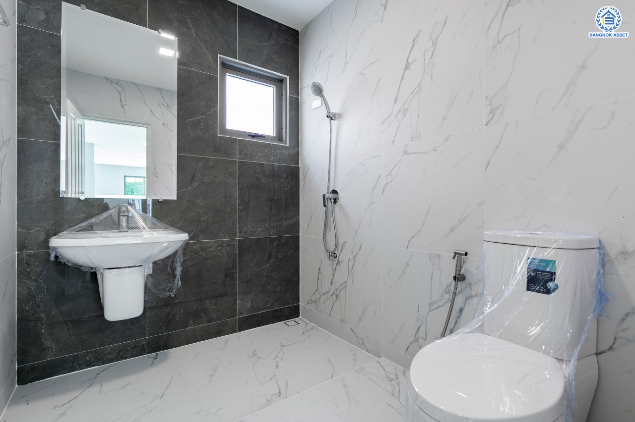 บ้านมือสองตกแต่งใหม่ โครงการ แกรนด์คาแนล ดอนเมือง หลังริม เนื้อที่กว้าง 156.7 ตร.ว. พื้นที่ใช้สอยกว้างถึง 640.02 ตร.ม. ฟังก์ชัน 4 ห้องนอน 5 ห้องน้ำ 2 ห้องอเนกประสงค์ 1 ห้องแม่บ้าน 3 ที่จอดรถ บนทำเลแห่งการเดินทาง เชื่อมต่อถนนวิภาวดี-รังสิต ถนนเชิดวุฒากาศ ใกล้รถไฟฟ้าสายสีแดง "สถานีดอนเมือง" และจุดขึ้นทางด่วน "อุตราภิมุข" ใกล้สนามบินดอนเมือง และมหาวิทยาลัยรังสิต