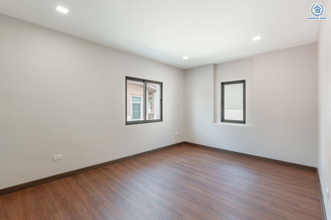 บ้านมือสองตกแต่งใหม่ โครงการ แกรนด์คาแนล ดอนเมือง หลังริม เนื้อที่กว้าง 156.7 ตร.ว. พื้นที่ใช้สอยกว้างถึง 640.02 ตร.ม. ฟังก์ชัน 4 ห้องนอน 5 ห้องน้ำ 2 ห้องอเนกประสงค์ 1 ห้องแม่บ้าน 3 ที่จอดรถ บนทำเลแห่งการเดินทาง เชื่อมต่อถนนวิภาวดี-รังสิต ถนนเชิดวุฒากาศ ใกล้รถไฟฟ้าสายสีแดง "สถานีดอนเมือง" และจุดขึ้นทางด่วน "อุตราภิมุข" ใกล้สนามบินดอนเมือง และมหาวิทยาลัยรังสิต