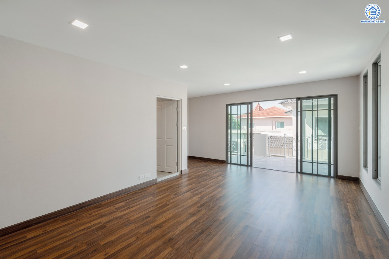 บ้านมือสองตกแต่งใหม่ โครงการ แกรนด์คาแนล ดอนเมือง หลังริม เนื้อที่กว้าง 156.7 ตร.ว. พื้นที่ใช้สอยกว้างถึง 640.02 ตร.ม. ฟังก์ชัน 4 ห้องนอน 5 ห้องน้ำ 2 ห้องอเนกประสงค์ 1 ห้องแม่บ้าน 3 ที่จอดรถ บนทำเลแห่งการเดินทาง เชื่อมต่อถนนวิภาวดี-รังสิต ถนนเชิดวุฒากาศ ใกล้รถไฟฟ้าสายสีแดง "สถานีดอนเมือง" และจุดขึ้นทางด่วน "อุตราภิมุข" ใกล้สนามบินดอนเมือง และมหาวิทยาลัยรังสิต