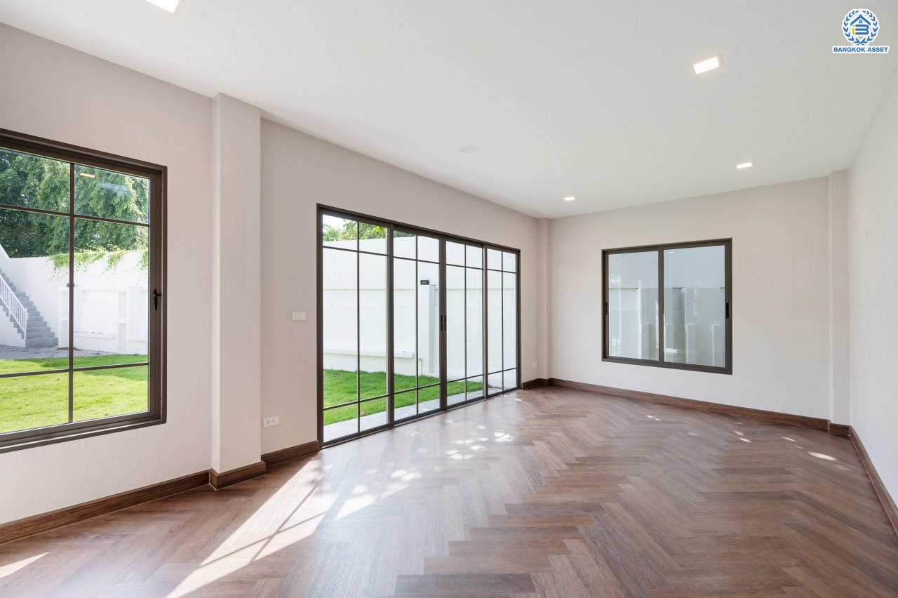 บ้านมือสองตกแต่งใหม่ โครงการ แกรนด์คาแนล ดอนเมือง หลังริม เนื้อที่กว้าง 156.7 ตร.ว. พื้นที่ใช้สอยกว้างถึง 640.02 ตร.ม. ฟังก์ชัน 4 ห้องนอน 5 ห้องน้ำ 2 ห้องอเนกประสงค์ 1 ห้องแม่บ้าน 3 ที่จอดรถ บนทำเลแห่งการเดินทาง เชื่อมต่อถนนวิภาวดี-รังสิต ถนนเชิดวุฒากาศ ใกล้รถไฟฟ้าสายสีแดง "สถานีดอนเมือง" และจุดขึ้นทางด่วน "อุตราภิมุข" ใกล้สนามบินดอนเมือง และมหาวิทยาลัยรังสิต