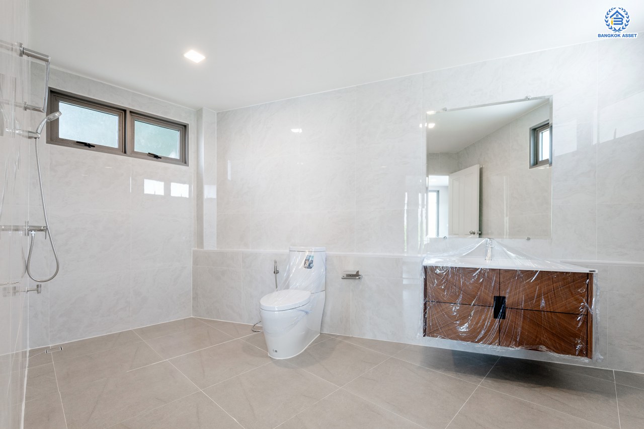 บ้านมือสองตกแต่งใหม่ โครงการ แกรนด์คาแนล ดอนเมือง หลังริม เนื้อที่กว้าง 156.7 ตร.ว. พื้นที่ใช้สอยกว้างถึง 640.02 ตร.ม. ฟังก์ชัน 4 ห้องนอน 5 ห้องน้ำ 2 ห้องอเนกประสงค์ 1 ห้องแม่บ้าน 3 ที่จอดรถ บนทำเลแห่งการเดินทาง เชื่อมต่อถนนวิภาวดี-รังสิต ถนนเชิดวุฒากาศ ใกล้รถไฟฟ้าสายสีแดง "สถานีดอนเมือง" และจุดขึ้นทางด่วน "อุตราภิมุข" ใกล้สนามบินดอนเมือง และมหาวิทยาลัยรังสิต