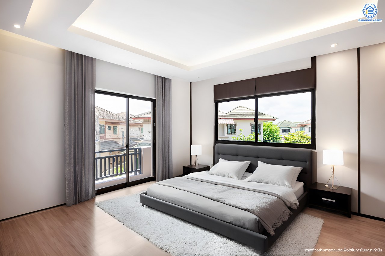 บ้านมือสองตกแต่งใหม่ โครงการ กฤษณา พระราม5-กาญจนาภิเษก หลังมุม เนื้อที่ 70 ตร.ว. พื้นที่ใช้อสอย 222.53 ตร.ม. ฟังก์ชัน 3 ห้องนอน 3 ห้องน้ำ 2 ที่จอดรถ พร้อมเข้าอยู่ ทำเลดีโครงการติดถนนใหญ่ "กาญจนาภิเษก" เชื่อมต่อได้หลายเส้นทางทั้ง ถนนบางบัวทอง ถนนนครอินทร์ ใกล้ห้างสรรพสินค้าเซ็นทรัลเวสต์เกต และจุดขึ้นทางด่วน "ศรีรัช"