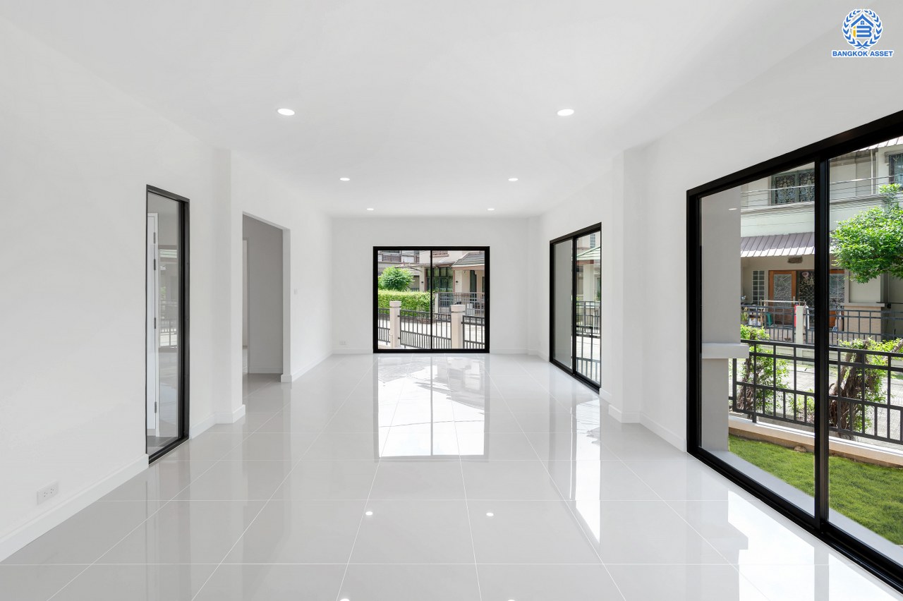 บ้านมือสองตกแต่งใหม่ โครงการ กฤษณา พระราม5-กาญจนาภิเษก หลังมุม เนื้อที่ 70 ตร.ว. พื้นที่ใช้อสอย 222.53 ตร.ม. ฟังก์ชัน 3 ห้องนอน 3 ห้องน้ำ 2 ที่จอดรถ พร้อมเข้าอยู่ ทำเลดีโครงการติดถนนใหญ่ "กาญจนาภิเษก" เชื่อมต่อได้หลายเส้นทางทั้ง ถนนบางบัวทอง ถนนนครอินทร์ ใกล้ห้างสรรพสินค้าเซ็นทรัลเวสต์เกต และจุดขึ้นทางด่วน "ศรีรัช"