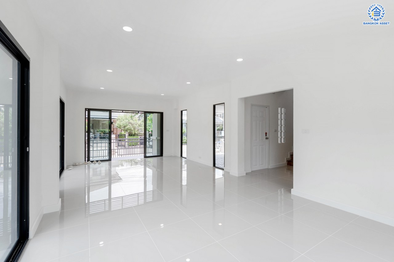 บ้านมือสองตกแต่งใหม่ โครงการ กฤษณา พระราม5-กาญจนาภิเษก หลังมุม เนื้อที่ 70 ตร.ว. พื้นที่ใช้อสอย 222.53 ตร.ม. ฟังก์ชัน 3 ห้องนอน 3 ห้องน้ำ 2 ที่จอดรถ พร้อมเข้าอยู่ ทำเลดีโครงการติดถนนใหญ่ "กาญจนาภิเษก" เชื่อมต่อได้หลายเส้นทางทั้ง ถนนบางบัวทอง ถนนนครอินทร์ ใกล้ห้างสรรพสินค้าเซ็นทรัลเวสต์เกต และจุดขึ้นทางด่วน "ศรีรัช"