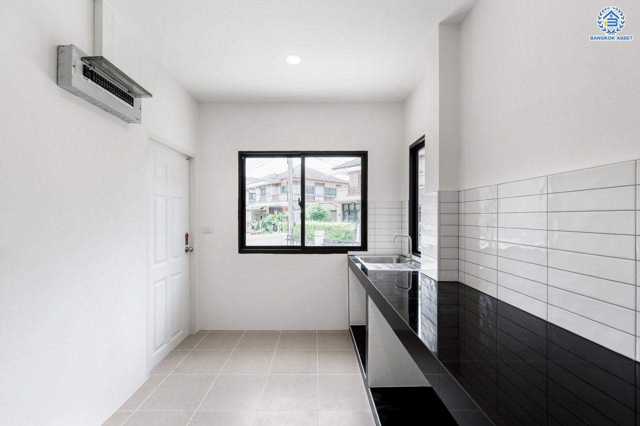 บ้านมือสองตกแต่งใหม่ โครงการ กฤษณา พระราม5-กาญจนาภิเษก หลังมุม เนื้อที่ 70 ตร.ว. พื้นที่ใช้อสอย 222.53 ตร.ม. ฟังก์ชัน 3 ห้องนอน 3 ห้องน้ำ 2 ที่จอดรถ พร้อมเข้าอยู่ ทำเลดีโครงการติดถนนใหญ่ "กาญจนาภิเษก" เชื่อมต่อได้หลายเส้นทางทั้ง ถนนบางบัวทอง ถนนนครอินทร์ ใกล้ห้างสรรพสินค้าเซ็นทรัลเวสต์เกต และจุดขึ้นทางด่วน "ศรีรัช"