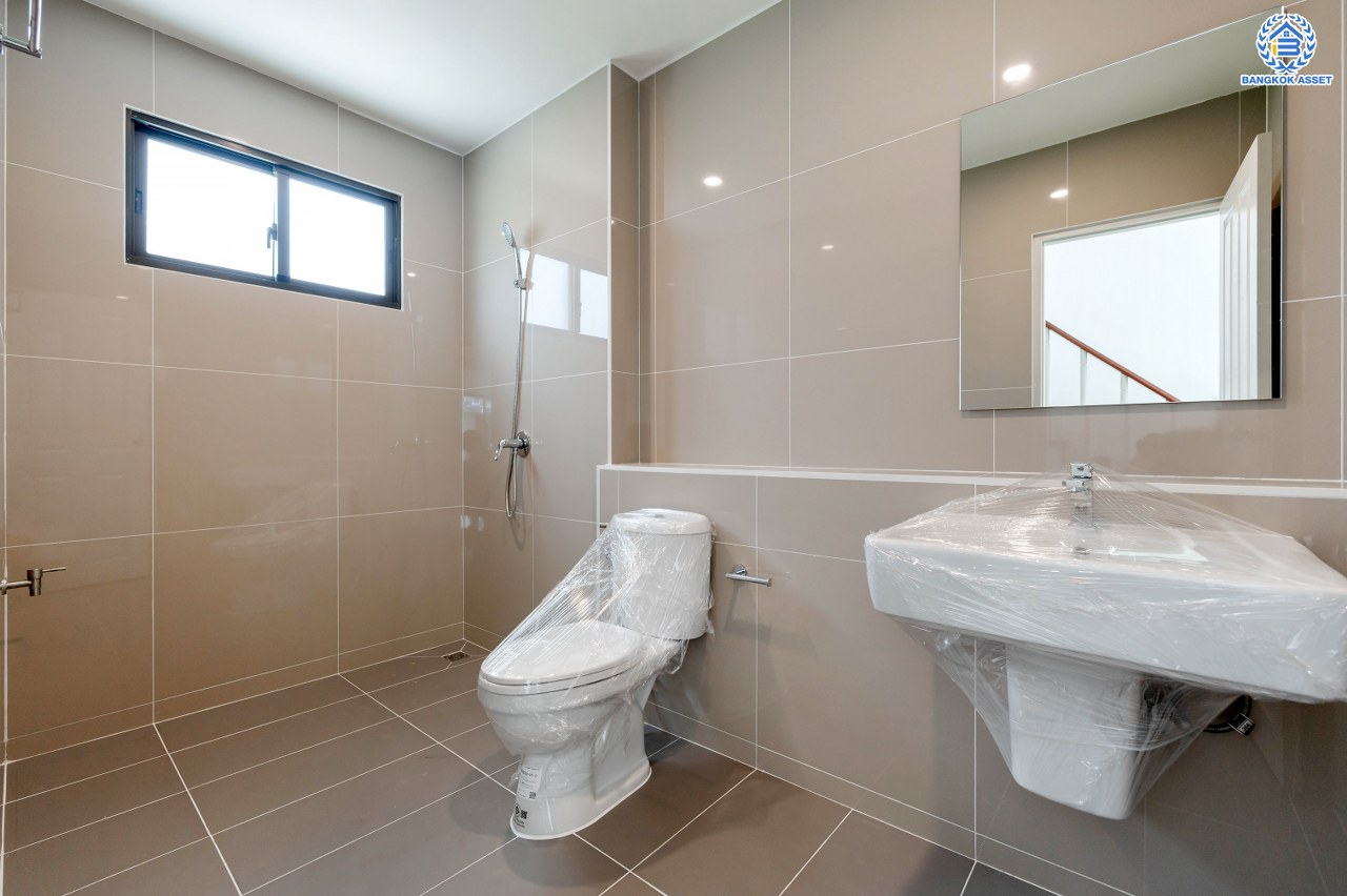 บ้านมือสองตกแต่งใหม่ โครงการ กฤษณา พระราม5-กาญจนาภิเษก หลังมุม เนื้อที่ 70 ตร.ว. พื้นที่ใช้อสอย 222.53 ตร.ม. ฟังก์ชัน 3 ห้องนอน 3 ห้องน้ำ 2 ที่จอดรถ พร้อมเข้าอยู่ ทำเลดีโครงการติดถนนใหญ่ "กาญจนาภิเษก" เชื่อมต่อได้หลายเส้นทางทั้ง ถนนบางบัวทอง ถนนนครอินทร์ ใกล้ห้างสรรพสินค้าเซ็นทรัลเวสต์เกต และจุดขึ้นทางด่วน "ศรีรัช"