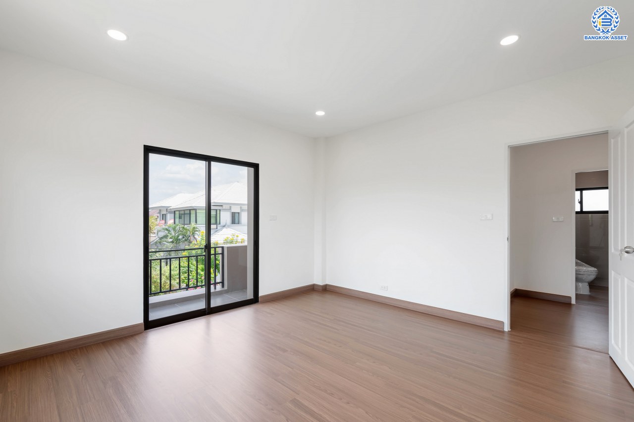 บ้านมือสองตกแต่งใหม่ โครงการ กฤษณา พระราม5-กาญจนาภิเษก หลังมุม เนื้อที่ 70 ตร.ว. พื้นที่ใช้อสอย 222.53 ตร.ม. ฟังก์ชัน 3 ห้องนอน 3 ห้องน้ำ 2 ที่จอดรถ พร้อมเข้าอยู่ ทำเลดีโครงการติดถนนใหญ่ "กาญจนาภิเษก" เชื่อมต่อได้หลายเส้นทางทั้ง ถนนบางบัวทอง ถนนนครอินทร์ ใกล้ห้างสรรพสินค้าเซ็นทรัลเวสต์เกต และจุดขึ้นทางด่วน "ศรีรัช"