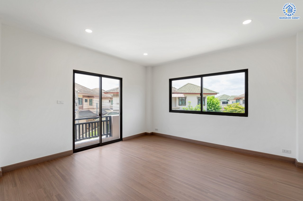 บ้านมือสองตกแต่งใหม่ โครงการ กฤษณา พระราม5-กาญจนาภิเษก หลังมุม เนื้อที่ 70 ตร.ว. พื้นที่ใช้อสอย 222.53 ตร.ม. ฟังก์ชัน 3 ห้องนอน 3 ห้องน้ำ 2 ที่จอดรถ พร้อมเข้าอยู่ ทำเลดีโครงการติดถนนใหญ่ "กาญจนาภิเษก" เชื่อมต่อได้หลายเส้นทางทั้ง ถนนบางบัวทอง ถนนนครอินทร์ ใกล้ห้างสรรพสินค้าเซ็นทรัลเวสต์เกต และจุดขึ้นทางด่วน "ศรีรัช"