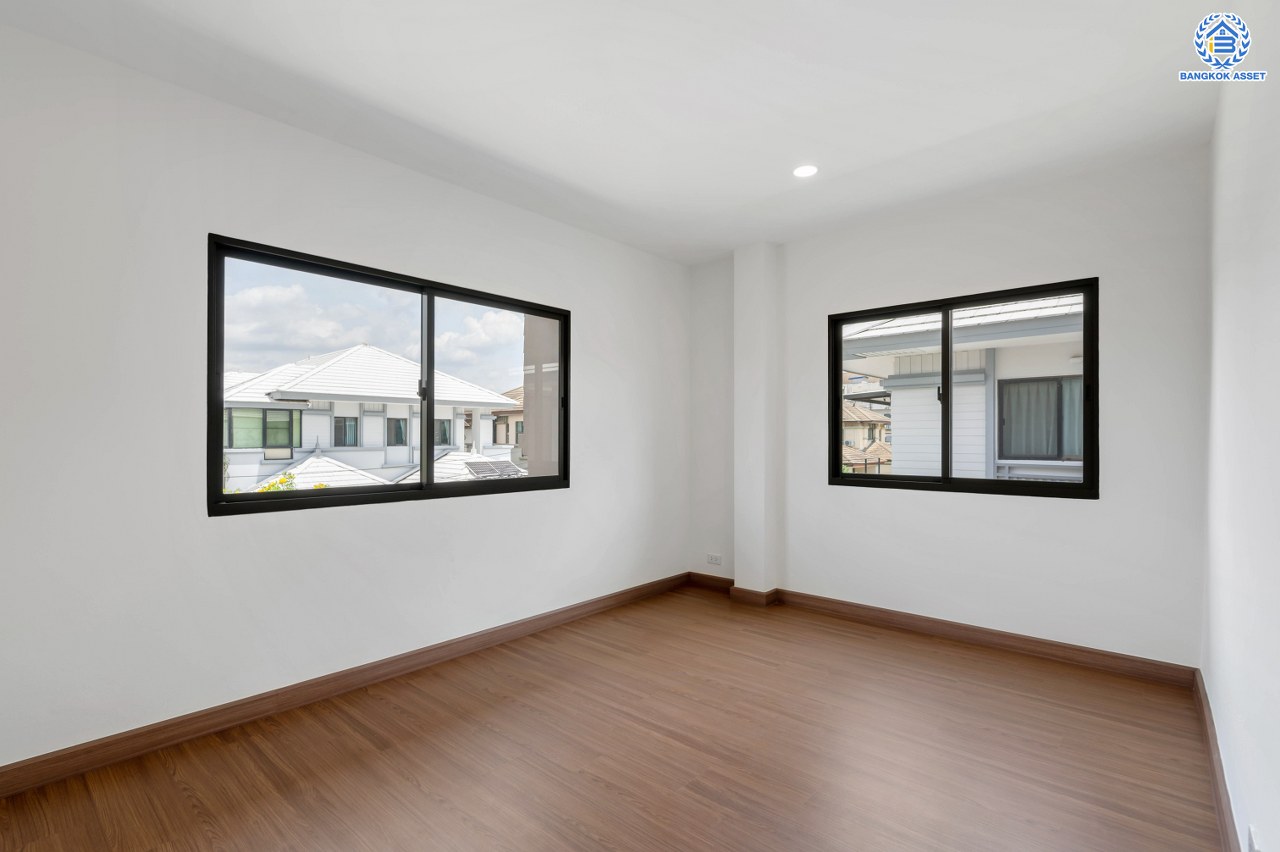 บ้านมือสองตกแต่งใหม่ โครงการ กฤษณา พระราม5-กาญจนาภิเษก หลังมุม เนื้อที่ 70 ตร.ว. พื้นที่ใช้อสอย 222.53 ตร.ม. ฟังก์ชัน 3 ห้องนอน 3 ห้องน้ำ 2 ที่จอดรถ พร้อมเข้าอยู่ ทำเลดีโครงการติดถนนใหญ่ "กาญจนาภิเษก" เชื่อมต่อได้หลายเส้นทางทั้ง ถนนบางบัวทอง ถนนนครอินทร์ ใกล้ห้างสรรพสินค้าเซ็นทรัลเวสต์เกต และจุดขึ้นทางด่วน "ศรีรัช"