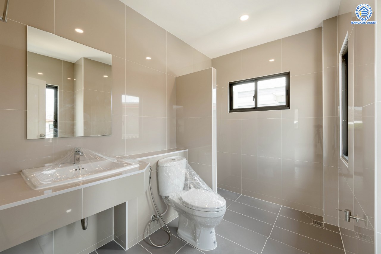 บ้านมือสองตกแต่งใหม่ โครงการ กฤษณา พระราม5-กาญจนาภิเษก หลังมุม เนื้อที่ 70 ตร.ว. พื้นที่ใช้อสอย 222.53 ตร.ม. ฟังก์ชัน 3 ห้องนอน 3 ห้องน้ำ 2 ที่จอดรถ พร้อมเข้าอยู่ ทำเลดีโครงการติดถนนใหญ่ "กาญจนาภิเษก" เชื่อมต่อได้หลายเส้นทางทั้ง ถนนบางบัวทอง ถนนนครอินทร์ ใกล้ห้างสรรพสินค้าเซ็นทรัลเวสต์เกต และจุดขึ้นทางด่วน "ศรีรัช"