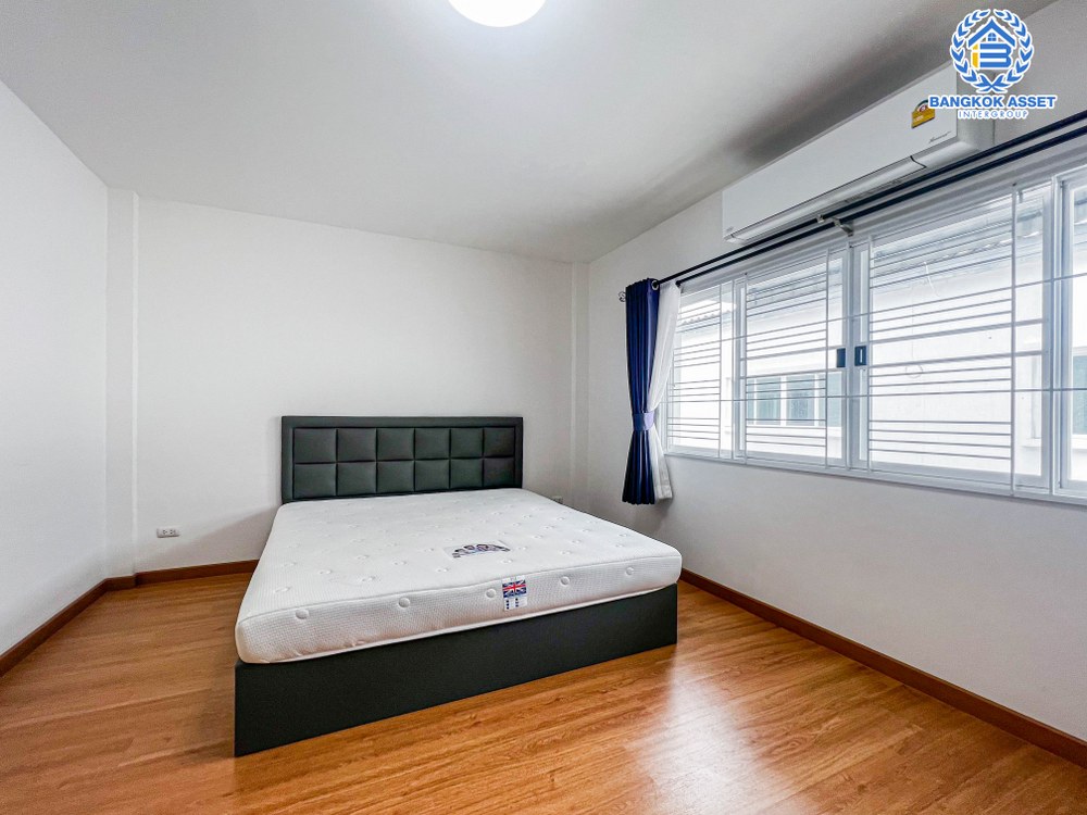 *****ทาวน์โฮมมือสอง โครงการ พิบูลย์ทาวน์โฮม พิบูลย์สงคราม เนื้อที่ 21.20 ตร.ว. ฟังก์ชัน 4 ห้องนอน 4 ห้องน้ำ 2 ที่จอดรถ บ้านสภาพดีเยี่ยม โครงการตั้งบนทำเลดี เชื่อมต่อถนนพิบูลย์สงคราม ใกล้รถไฟฟ้าสายสีม่วง "สถานีแยกติวานนท์" และจุดขึ้นทางด่วน "พระราม7" จองเลย!