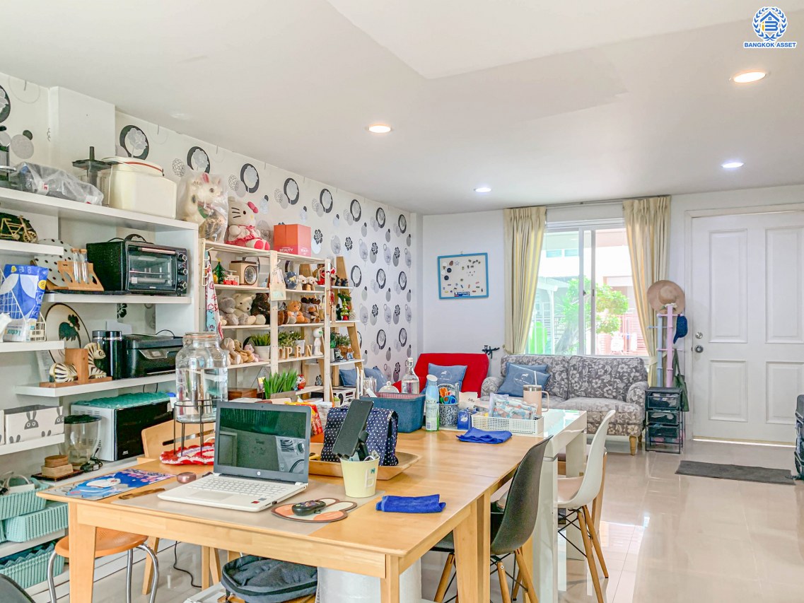 ทาวน์โฮมมือสองนนทบุรี โครงการ พลัสซิตี้พาร์ค สนามบินน้ำ เนื้อที่ 21.30 ตร.ว. ฟังก์ชัน 3 ห้องนอน 3 ห้องน้ำ จอดรถได้ 2 คัน บนทำเลโซนเมือง! ใกล้สถานที่ราชการหลายแห่ง ใกล้เซ็นทรัลรัตนาธิเบศร์ และรถไฟฟ้า "สถานีแยกนนทบุรี1" พร้อมเข้าอยู่ได้เลย