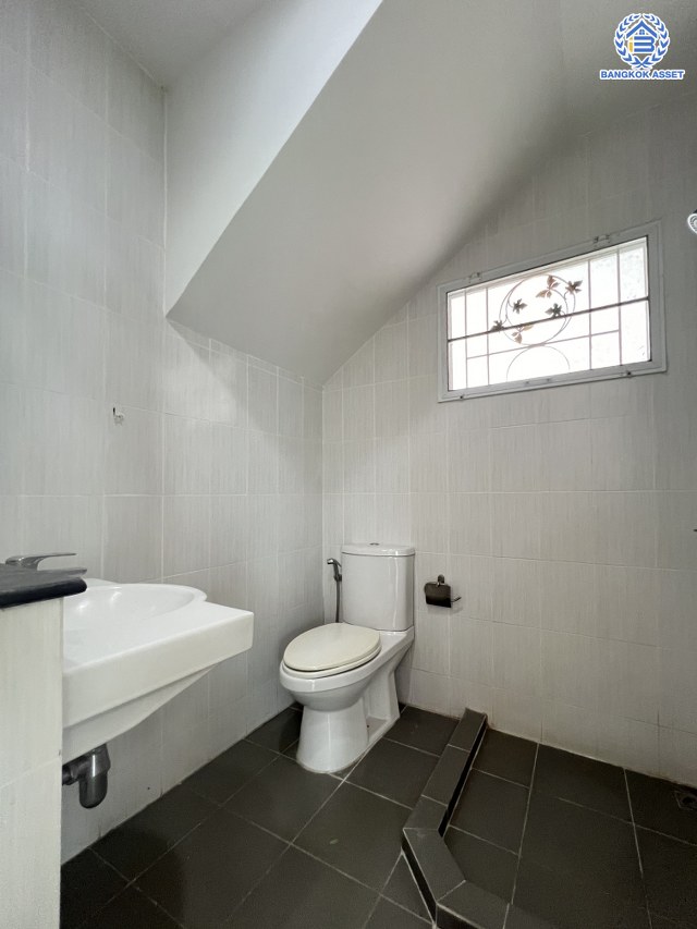 *****บ้านแฝดมือสองนนทบุรี โครงการ เพอร์เฟคพาร์ค พระราม5-บางใหญ่ เนื้อที่กว้าง 36.70 ตร.ว. พื้นที่ใช้สอย 130 ตร.ม. ฟังก์ชัน 3 ห้องนอน 2 ห้องน้ำ 2 ที่จอดรถ บ้านสภาพสวย พร้อมเข้าอยู่ บนทำเลเชื่อมต่อ ถนนกาญจนาภิเษก ใกล้รถไฟฟ้าสายสีม่วง "สถานีตลาดบางใหญ่" เพียง 15 นาที และยังใกล้ทางด่วน "ศรีรัช"