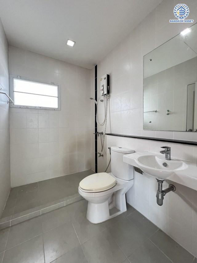 *****บ้านแฝดมือสองนนทบุรี โครงการ เพอร์เฟคพาร์ค พระราม5-บางใหญ่ เนื้อที่กว้าง 36.70 ตร.ว. พื้นที่ใช้สอย 130 ตร.ม. ฟังก์ชัน 3 ห้องนอน 2 ห้องน้ำ 2 ที่จอดรถ บ้านสภาพสวย พร้อมเข้าอยู่ บนทำเลเชื่อมต่อ ถนนกาญจนาภิเษก ใกล้รถไฟฟ้าสายสีม่วง "สถานีตลาดบางใหญ่" เพียง 15 นาที และยังใกล้ทางด่วน "ศรีรัช"