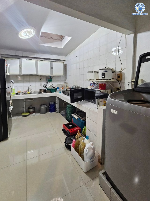 *****ทาวน์เฮ้าส์มือสองนนทบุรี โครงการ สวนกุหลาบ ติวานนท์-ปากเกร็ด เนื้อที่ 18 ตร.ว. พื้นที่ใช้สอย 96 ตร.ม. ฟังก์ชั่น 2 ห้องนอน 2 ห้องน้ำ บนทำเลศักยภาพ เชื่อมต่อถนนติวานท์ ถนนแจ้งวัฒนะ ใกล้รถไฟฟ้าสายสีชมพู "สถานีปากเกร็ด" ใกล้จุดขึ้นทางด่วน "ศรีสมาน" และเพียง 5 นาที ถึงเซ็นทรัลแจ้งวัฒนะ แถมฟรี! เครื่องปรับอากาศ พร้อมเข้าอยู่ได้เลย