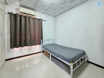 *****ทาวน์เฮ้าส์มือสองนนทบุรี โครงการ สวนกุหลาบ ติวานนท์-ปากเกร็ด เนื้อที่ 18 ตร.ว. พื้นที่ใช้สอย 96 ตร.ม. ฟังก์ชั่น 2 ห้องนอน 2 ห้องน้ำ บนทำเลศักยภาพ เชื่อมต่อถนนติวานท์ ถนนแจ้งวัฒนะ ใกล้รถไฟฟ้าสายสีชมพู "สถานีปากเกร็ด" ใกล้จุดขึ้นทางด่วน "ศรีสมาน" และเพียง 5 นาที ถึงเซ็นทรัลแจ้งวัฒนะ แถมฟรี! เครื่องปรับอากาศ พร้อมเข้าอยู่ได้เลย