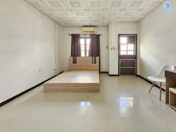 *****ทาวน์เฮ้าส์มือสองนนทบุรี โครงการ สวนกุหลาบ ติวานนท์-ปากเกร็ด เนื้อที่ 18 ตร.ว. พื้นที่ใช้สอย 96 ตร.ม. ฟังก์ชั่น 2 ห้องนอน 2 ห้องน้ำ บนทำเลศักยภาพ เชื่อมต่อถนนติวานท์ ถนนแจ้งวัฒนะ ใกล้รถไฟฟ้าสายสีชมพู "สถานีปากเกร็ด" ใกล้จุดขึ้นทางด่วน "ศรีสมาน" และเพียง 5 นาที ถึงเซ็นทรัลแจ้งวัฒนะ แถมฟรี! เครื่องปรับอากาศ พร้อมเข้าอยู่ได้เลย