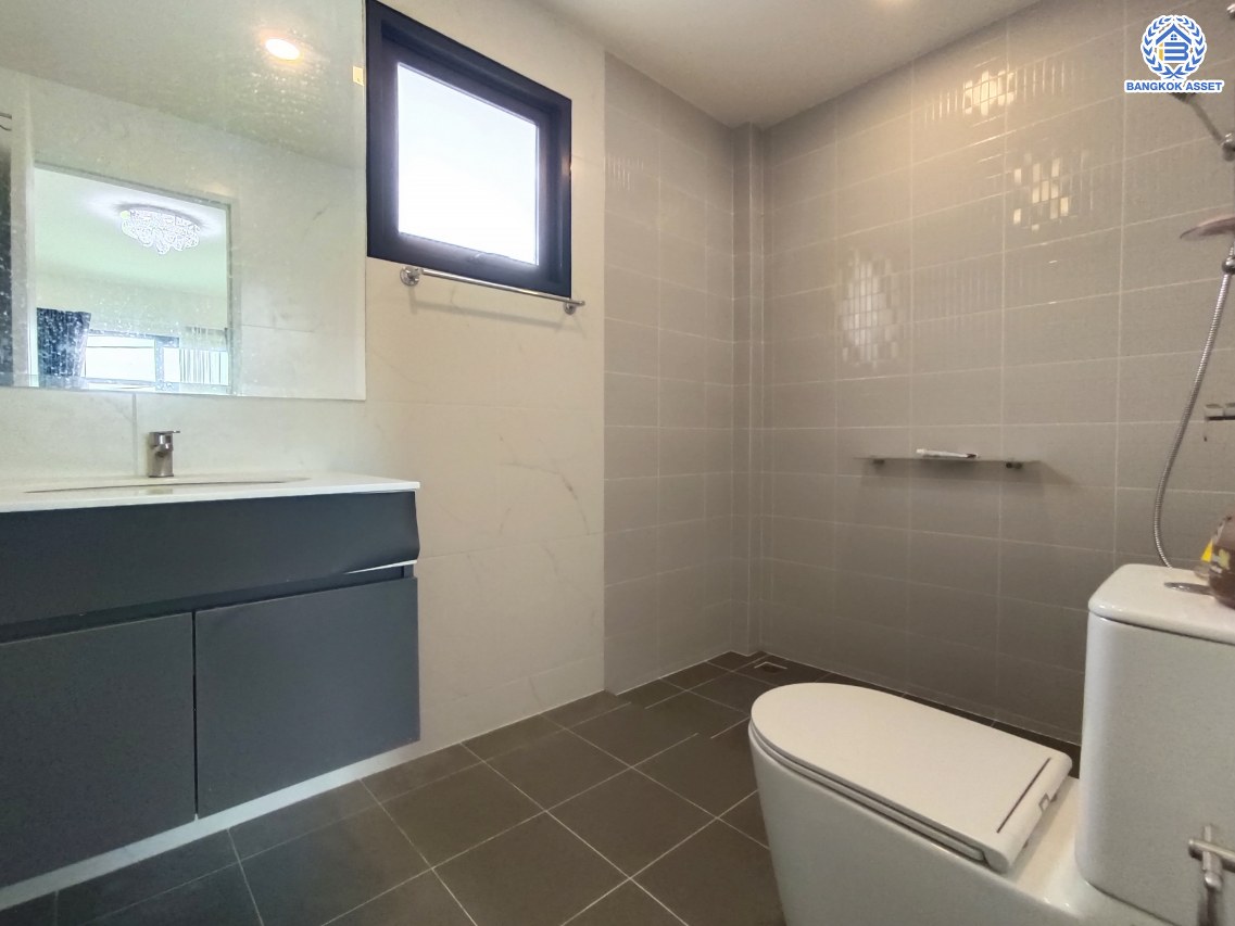 *****บ้านเดี่ยวมือสองนนทบุรี โครงการ เซนโทร ชัยพฤกษ์-แจ้งวัฒนะ2 จากแบรนด์ AP Thai เนื้อที่ 50.70 ตร.ว. พื้นที่ใช้สอย 190 ตร.ม. ฟังก์ชัน 4 ห้องนอน 5 ห้องน้ำ 2 ที่จอดรถ บ้านฟังก์ชั่นเยอะ ใกล้แหล่งอำนวยความสะดวก บนทำเล เชื่อมต่อถนนสะพานนนทบุรี-บางบัวทอง ถนนชัยพฤกษ์ ถนนราชพฤกษ์ ใกล้จุดขึ้นทางด่วน "แจ้งวัฒนะ"