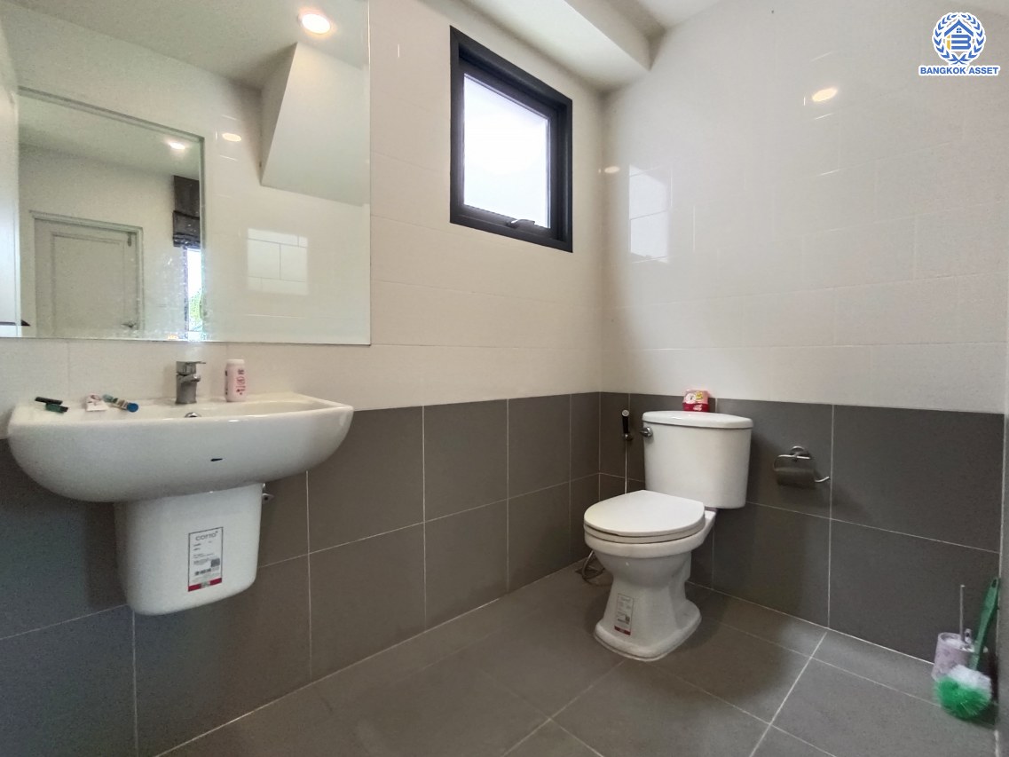 *****บ้านเดี่ยวมือสองนนทบุรี โครงการ เซนโทร ชัยพฤกษ์-แจ้งวัฒนะ2 จากแบรนด์ AP Thai เนื้อที่ 50.70 ตร.ว. พื้นที่ใช้สอย 190 ตร.ม. ฟังก์ชัน 4 ห้องนอน 5 ห้องน้ำ 2 ที่จอดรถ บ้านฟังก์ชั่นเยอะ ใกล้แหล่งอำนวยความสะดวก บนทำเล เชื่อมต่อถนนสะพานนนทบุรี-บางบัวทอง ถนนชัยพฤกษ์ ถนนราชพฤกษ์ ใกล้จุดขึ้นทางด่วน "แจ้งวัฒนะ"