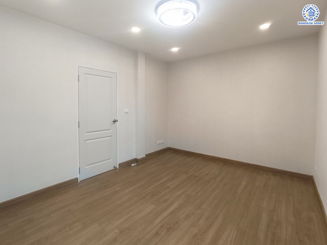 *****บ้านเดี่ยวมือสองนนทบุรี โครงการ เซนโทร ชัยพฤกษ์-แจ้งวัฒนะ2 จากแบรนด์ AP Thai เนื้อที่ 50.70 ตร.ว. พื้นที่ใช้สอย 190 ตร.ม. ฟังก์ชัน 4 ห้องนอน 5 ห้องน้ำ 2 ที่จอดรถ บ้านฟังก์ชั่นเยอะ ใกล้แหล่งอำนวยความสะดวก บนทำเล เชื่อมต่อถนนสะพานนนทบุรี-บางบัวทอง ถนนชัยพฤกษ์ ถนนราชพฤกษ์ ใกล้จุดขึ้นทางด่วน "แจ้งวัฒนะ"