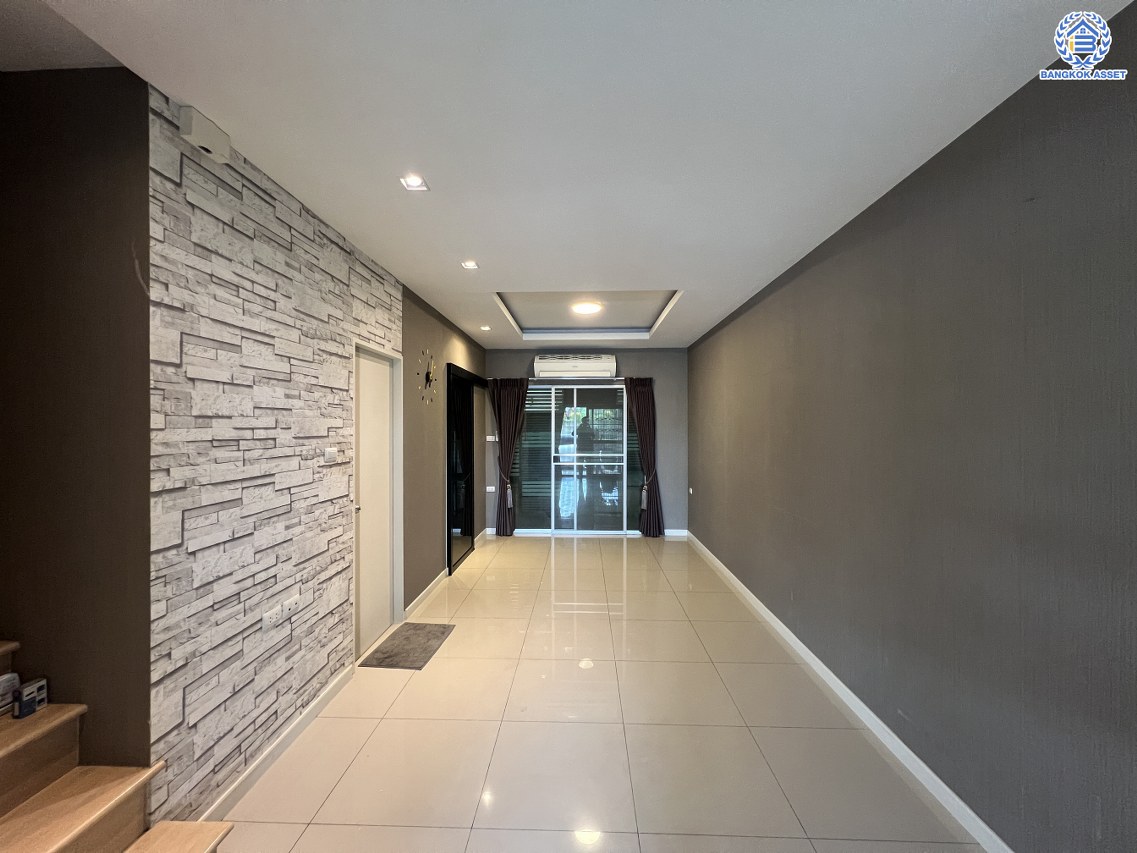 *****ทาวน์เฮ้าส์มือสองย่านนนทบุรี โครงการ ลุมพินี ทาวน์วิลล์ ราชพฤกษ์-นครอินทร์ เนื้อที่กว้าง 17.50 ตร.ว. พื้นที่ใช้สอย 100 ตร.ม. ฟังก์ชัน 2 ห้องนอน 2 ห้องน้ำ ที่จอดรถ 1 คัน ทำเลดีเดินทางสะดวก เข้า-ออกได้หลายเส้นทาง ทั้ง ถ.นครอินทร์, ถ.ราชพฤกษ์ ใกล้ทางด่วน "ศรีรัช" พร้อมเข้าอยู่ได้ทันที